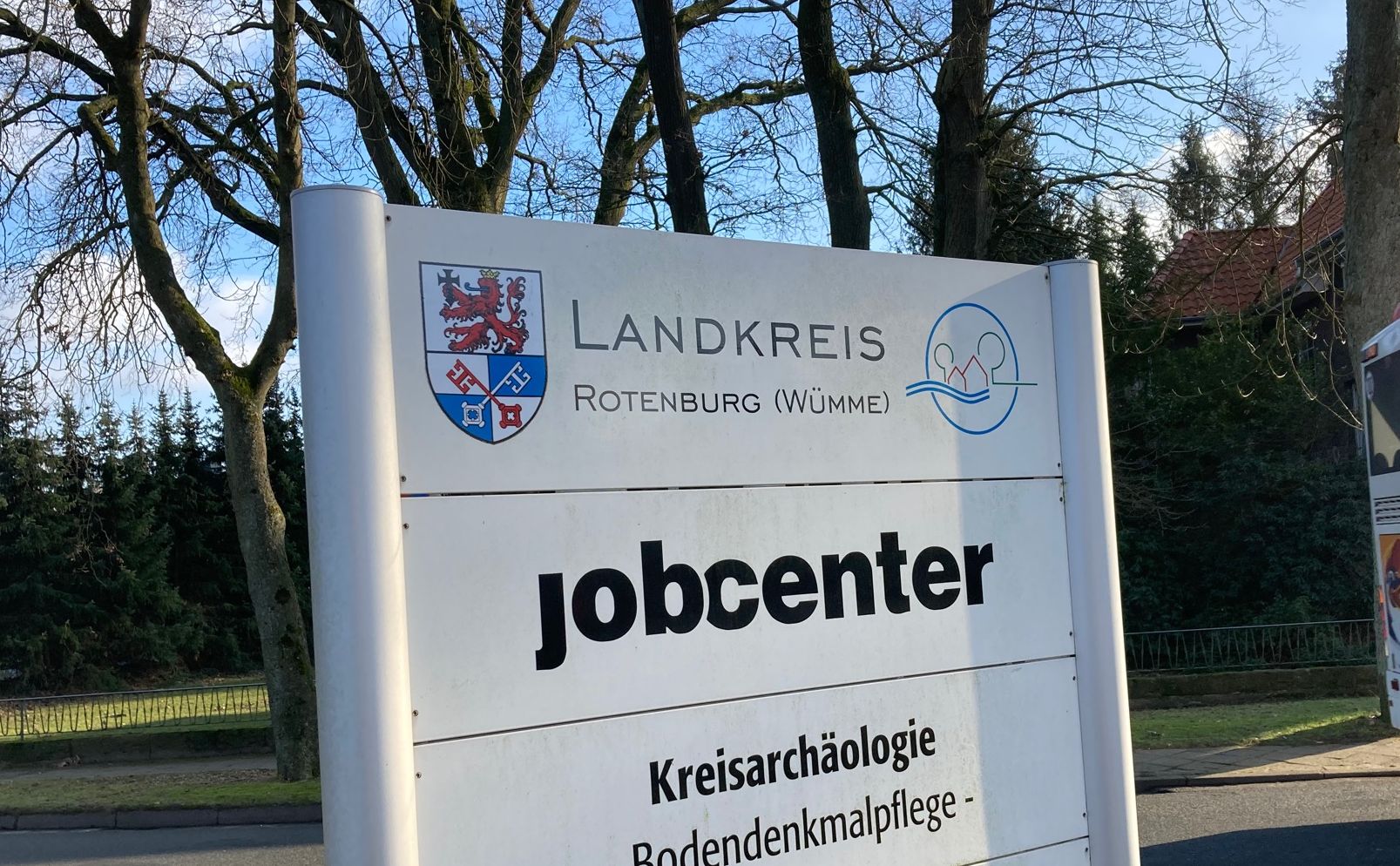 Schild am Jobcenter in Rotenburg (Wümme)