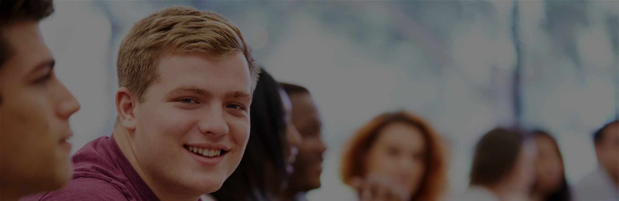 Hintergrundbild Für Schulen - Gruppe von Jugendlichen beim Lernen