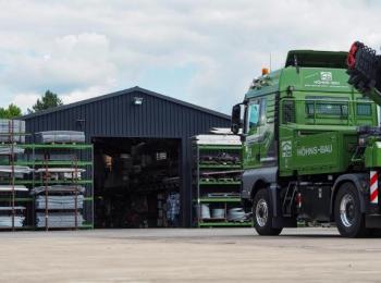 LKW vor Halle