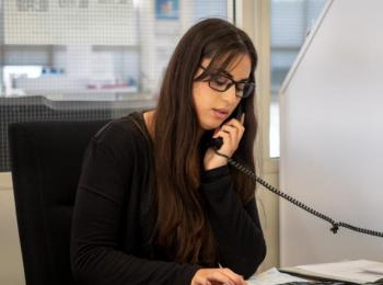 Mitarbeiterin am Telefon