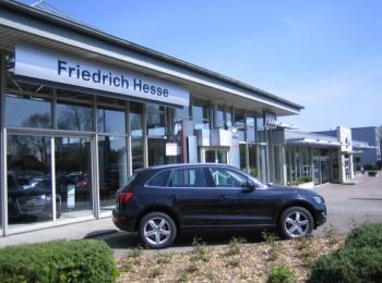 Autohaus mit Auto davor