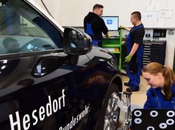 Auszubildende am Autoreifen