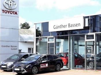 Autos vor Geschäft