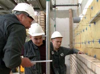 Mitarbeiter vor einer Mauer mit Dämmung