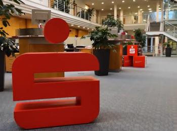 Logo-Skulptur in der Eingangshalle