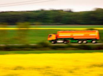 LKW fährt auf Strasse