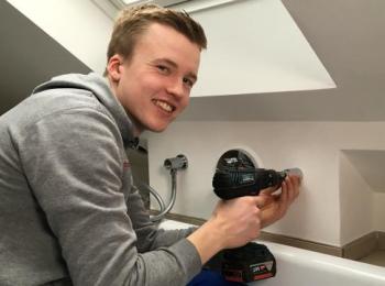 Azubi mit Bohrmaschine