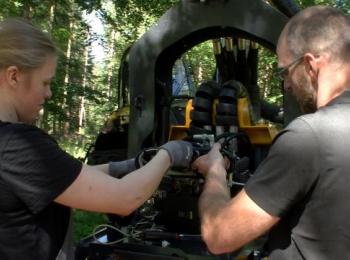 Auszubildende repariert Bagger