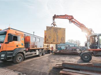 Bagger belädt LKW