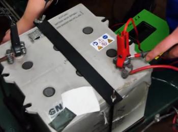 eine Batterie wird eingebaut