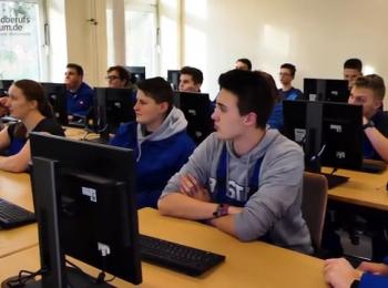 Auszubildende vor dem PC beim Unterricht