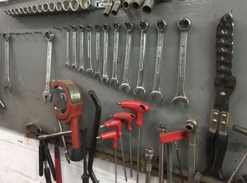 Werkzeuge, nach Größe sortiert an der Wand in der Werkstatt