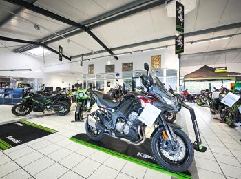 Motorräder in einer Ausstellungshalle