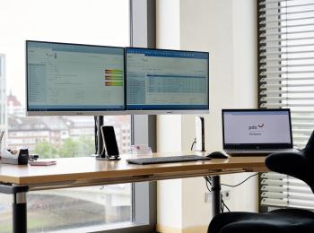 EDV-Arbeitsplatz mit drei Bildschirmen
