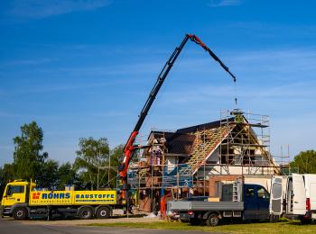 Entladung eines LKW an einer Baustelle