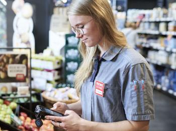 Mitarbeiterin in der Obst- und Gemüseabteilung