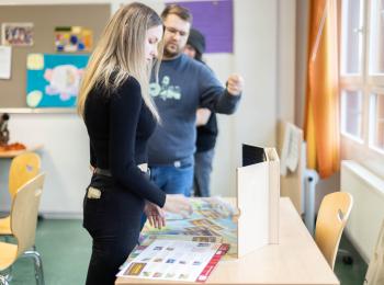 Schülerinnen in der Bibliothek