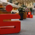 Logo-Skulptur in der Eingangshalle