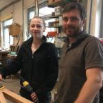 Abzubildende mit Chef in der Werkstatt