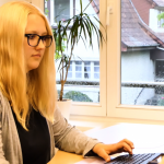 Mitarbeiterin am Bildschirm