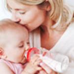 Mutter mit Baby und Flasche