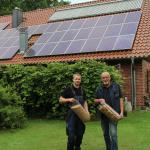 Christoph Euhus und Cord Bostelmann vor einem Solardach